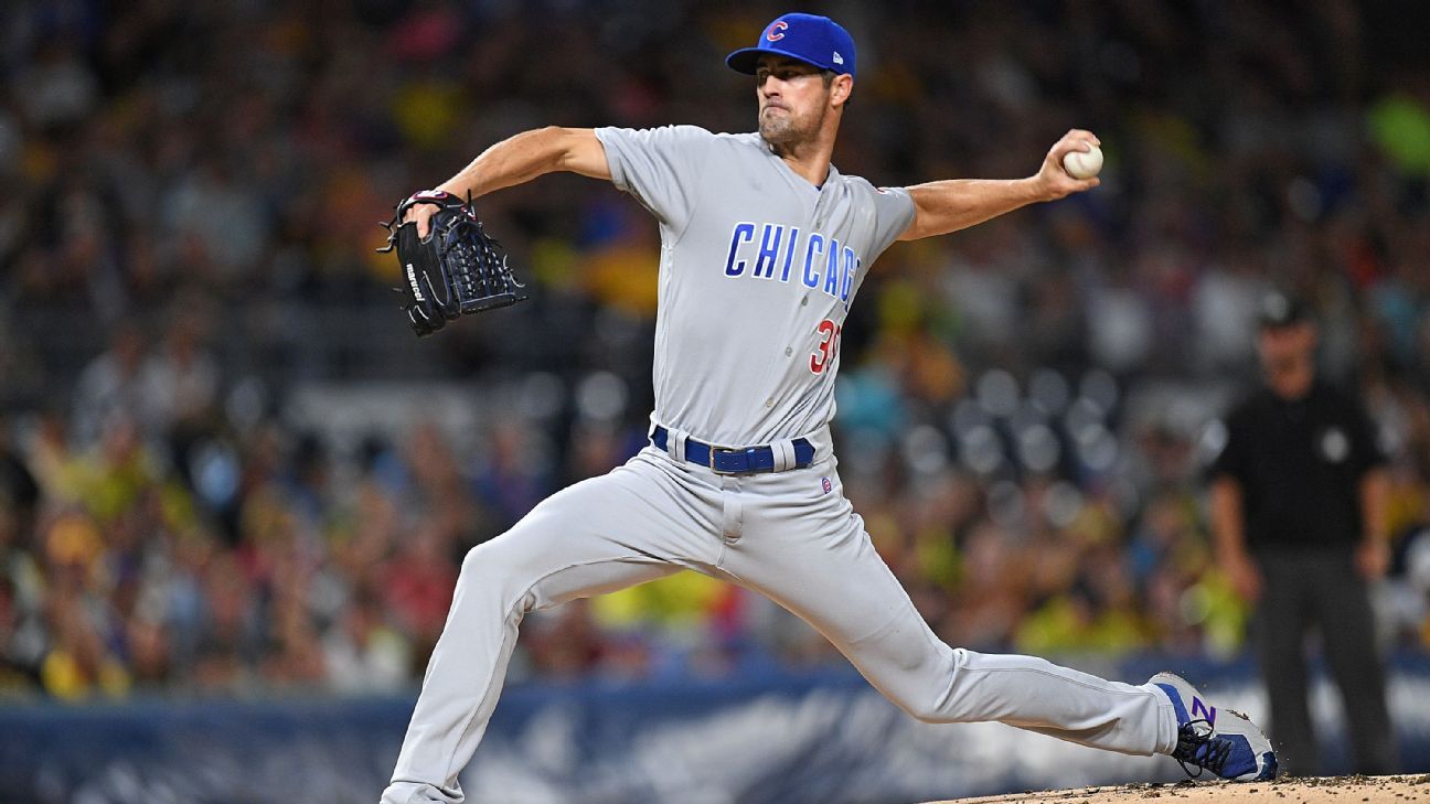 Kansas City Royals Hot Dog Derby Mustard loses pants, falls over