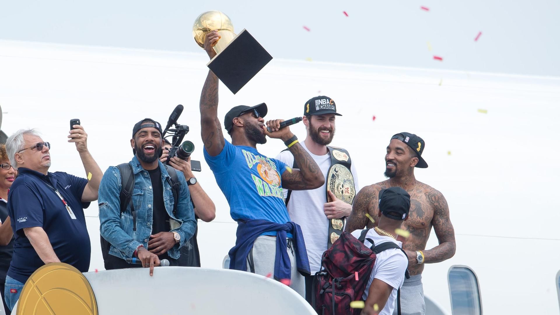 LeBron arrives in Cleveland to 'MVP chants'