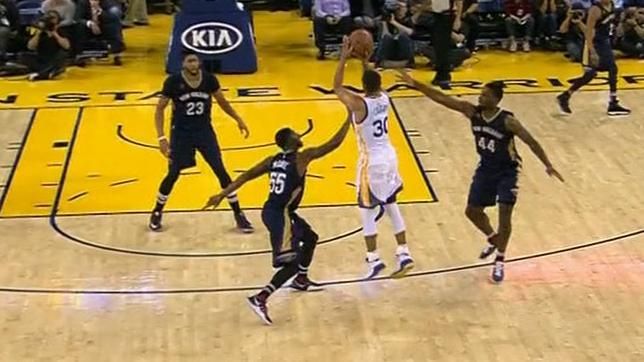 Curry sets NBA record with 13th 3-pointer