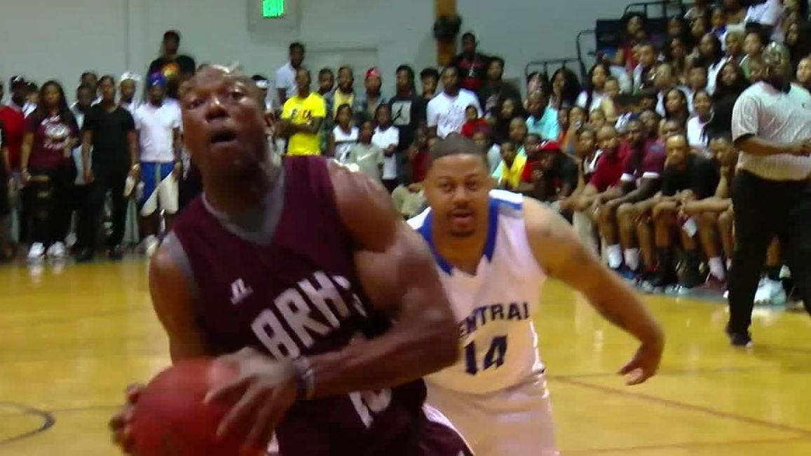 Owens throws it down in charity basketball game
